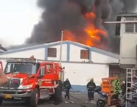 Incendio en Palmira, Valle, provocó la pérdida total de una fábrica de colchones.