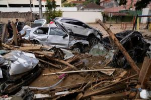 Autos quedaron sobre los restos causados por un deslizamiento de tierra, en Petrópolis, Brasil. Las lluvias extremadamente fuertes provocaron deslizamientos de tierra e inundaciones en la región montañosa del estado de Río de Janeiro (AP Photo/Silvia Izquierdo).