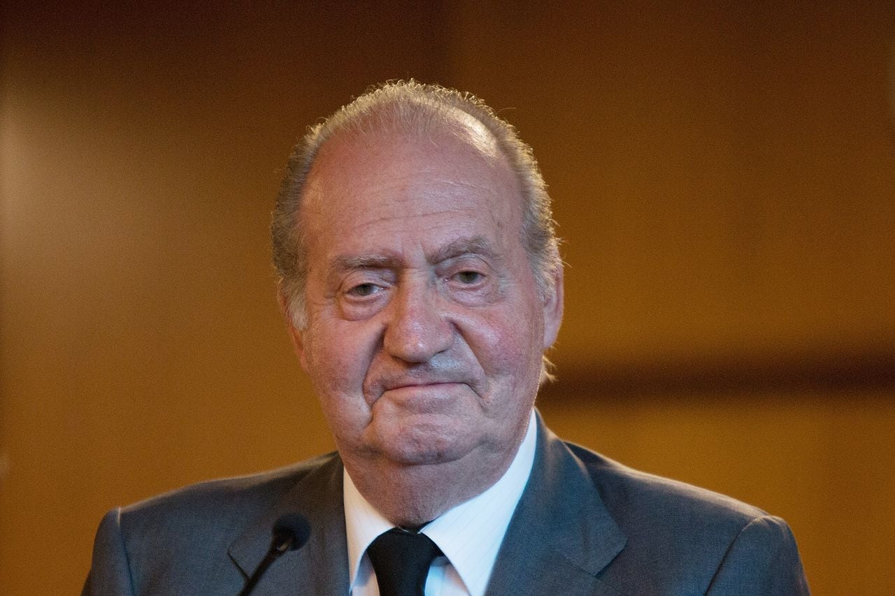 El rey Juan Carlos de España asiste al Hospital Clínico después de que un accidente de tren mató al menos a 80 personas el 25 de julio de 2013 en Santiago de Compostela, España.