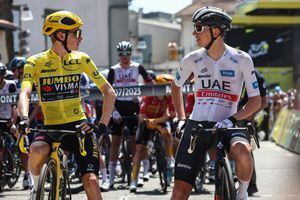 El ciclista danés de Jumbo-Visma, Jonas Vingegaard, con el maillot amarillo de líder general (izq.), habla con el ciclista esloveno del UAE Team Emirates, Tadej Pogacar, que luce el maillot blanco de mejor joven (der.), mientras esperan el inicio de la séptima etapa de la 110.ª edición de la carrera ciclista del Tour de Francia, 170 km entre Mont-de-Marsan y Burdeos, en el suroeste de Francia, el 7 de julio de 2023. (Foto de Anne-Christine POUJOULAT / AFP)