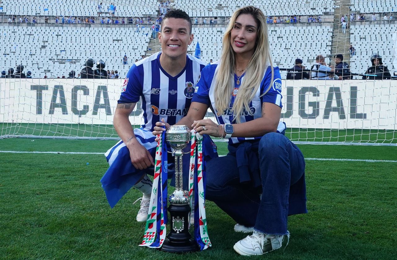 OEIRAS, PORTUGAL - JUNE 4:  Matheus Uribe of FC Porto and Wife celebrate with trophy after winning the Portuguese Cup Final at the end of the Portuguese Cup Final match between SC Braga and FC Porto at Estadio Nacional on June 4, 2023 in Oeiras, Portugal.  (Photo by Gualter Fatia/Getty Images)