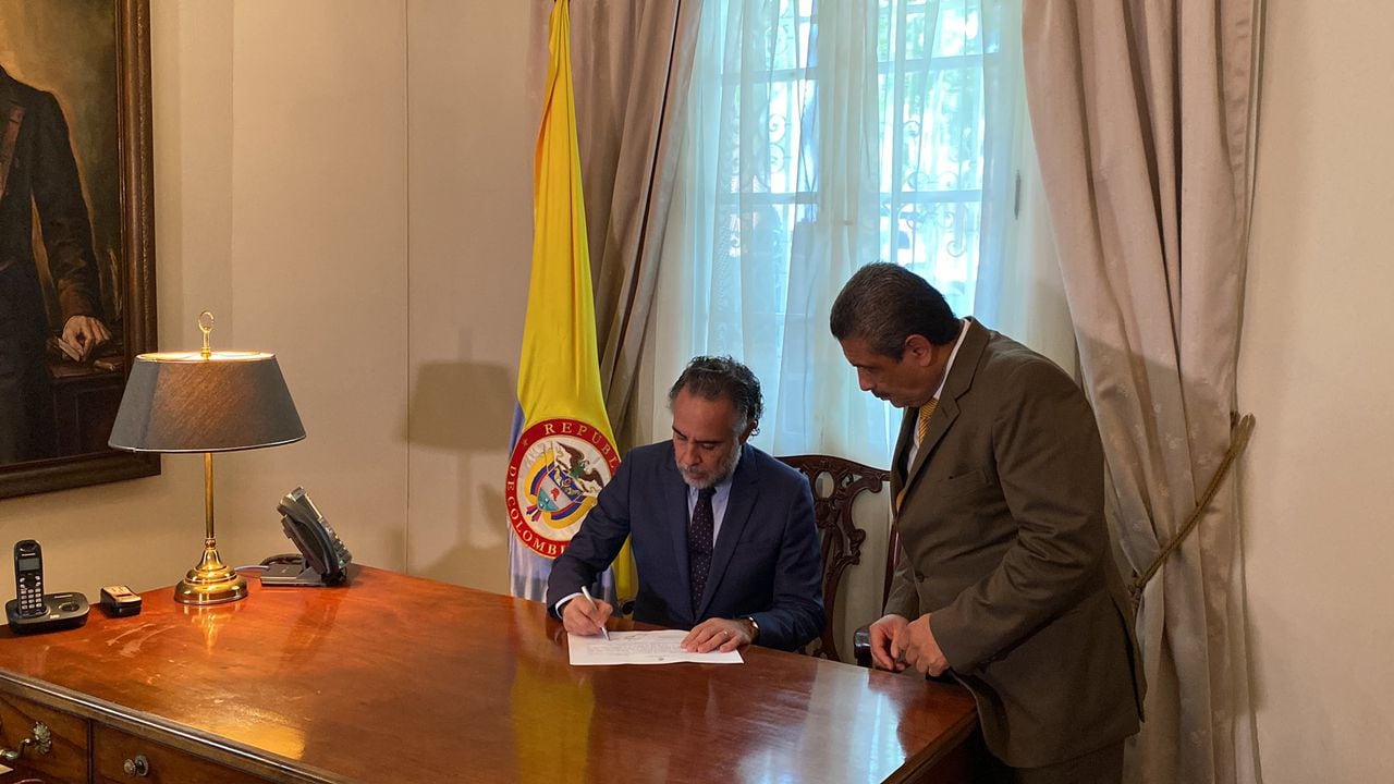 Armando Benedetti se posesiona como embajador de Colombia en Venezuela.