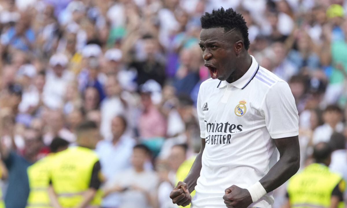 Real Madrid's Vinicius Junior celebrates after scoring his side's 2nd goal during the Spanish La Liga soccer match between Real Madrid and Mallorca at the Santiago Bernabeu stadium in Madrid, Spain, Sunday, Sept. 11, 2022. (AP/Manu Fernandez)