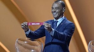 Cafú saca la balota de Inglaterra, durante el sorteo del Mundial de Catar 2022