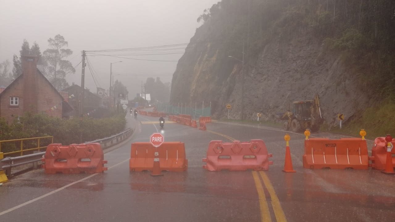 Vía Bogotá-La Calera cerrada nuevamente por fuertes lluvias.