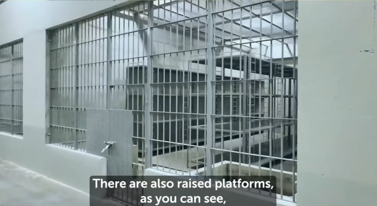 Imagen de una celda en el Centro de Confinamiento del Terrorismo El Salvador.