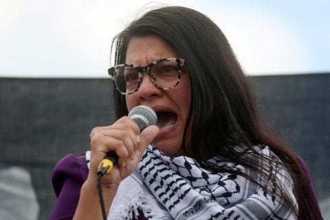 La representante Rashida Tlaib (MI-12) se dirige a los asistentes mientras participa en una protesta pidiendo un alto el fuego en Gaza frente al Capitolio de Estados Unidos, en Washington, Estados Unidos, el 18 de octubre de 2023.