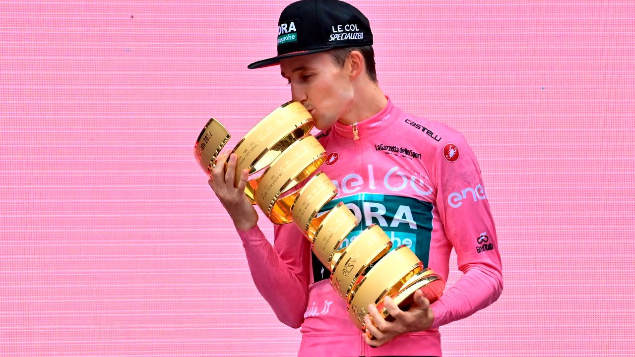 Australia's Jai Hindley kisses the trophy at the end of the 21st stage against the clock race of the Giro D'Italia, in Verona, Italy, Sunday, May 29, 2022. (Massimo Paolone/LaPresse via AP)