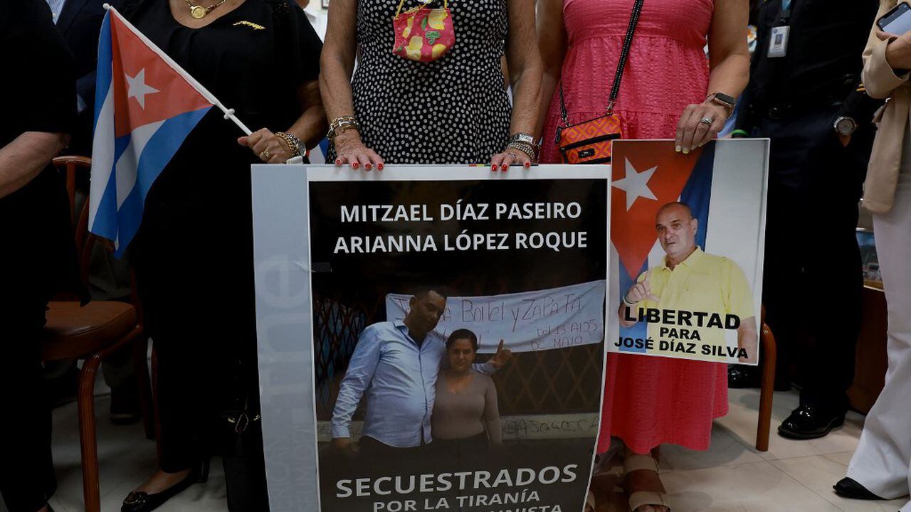 Muchos de los presentes llevaban banderas cubanas, carteles contra Díaz-Canel o con mensajes para exigir la liberación de los arrestados a raíz de las protestas del año pasado.