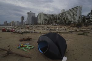 Hay escombros en la playa después de que el huracán Otis arrasara Acapulco, México, el miércoles 25 de octubre de 2023. (Foto AP/Marco Ugarte)