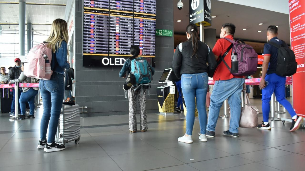 Crisis de pasajeros en el aeropuerto El Dorado
