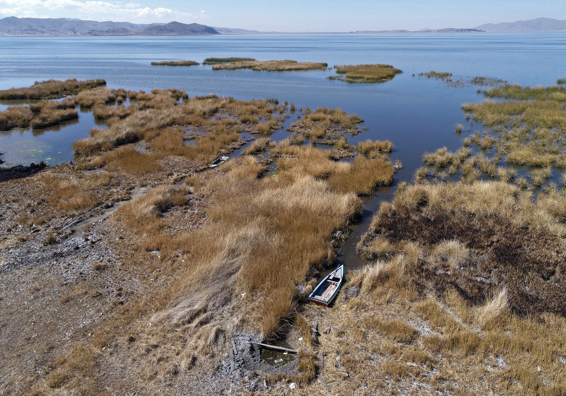 El nivel del agua del lago Titicaca , a 3.807 metros
<p><h2>Objetivos de Desarrollo Sostenible (ODS) relacionados con el artículo:</h2>

<ul>
<li>ODS 7: Energía asequible y no contaminante</li>
<li>ODS 13: Acción por el clima</li>
</ul>
<p><h2>Metas específicas de los ODS identificadas en el artículo:</h2>

<ul>
<li>Meta 7.2: Aumentar la proporción de energía renovable en el mix energético global</li>
<li>Meta 13.1: Fortalecer la resiliencia y la capacidad de adaptación a los riesgos relacionados con el clima y los desastres naturales</li>
<li>Meta 13.3: Mejorar la educación, la sensibilización y la capacidad humana e institucional respecto de la mitigación del cambio climático, la adaptación a él, la reducción de sus efectos y la alerta temprana</li>
</ul>
<p><h2>Indicadores de los ODS mencionados en el artículo:</h2>

<ul>
<li>Indicador 7.2.1: Proporción de energía renovable en el consumo final de energía</li>
<li>Indicador 13.1.1: Número total de muertes, desapariciones, personas heridas o afectadas como resultado de desastres naturales por cada 100,000 habitantes</li>
<li>Indicador 13.3.1: Número de países que han integrado medidas de mitigación y adaptación al cambio climático en sus políticas, estrategias y planes nacionales</li>
</ul>
<p><h2>Tabla de ODS, metas e indicadores:</h2>

<table>
<tr>
<p><th>ODS</th>

<p><th>Metas</th>

<p><th>Indicadores</th>

</tr>
<tr>
<p><td>ODS 7: Energía asequible y no contaminante</td>

<p><td>Meta 7.2: Aumentar la proporción de energía renovable en el mix energético global</td>

<p><td>Indicador 7.2.1: Proporción de energía renovable en el consumo final de energía</td>

</tr>
<tr>
<p><td>ODS 13: Acción por el clima</td>

<p><td>Meta 13.1: Fortalecer la resiliencia y la capacidad de adaptación a los riesgos relacionados con el clima y los desastres naturales</td>

<p><td>Indicador 13.1.1: Número total de muertes, desapariciones, personas heridas o afectadas como resultado de desastres naturales por cada 100,000 habitantes</td>

</tr>
<tr>
<p><td>ODS 13: Acción por el clima</td>

<p><td>Meta 13.3: Mejorar la educación, la sensibilización y la capacidad humana e institucional respecto de la mitigación del cambio climático, la adaptación a él, la reducción de sus efectos y la alerta temprana</td>

<p><td>Indicador 13.3.1: Número de países que han integrado medidas de mitigación y adaptación al cambio climático en sus políticas, estrategias y planes nacionales</td>

</tr>
</table>
<p><strong>¡Atención!</strong> Este espléndido artículo nace de la fuente del conocimiento, moldeado por una maravillosa tecnología patentada de inteligencia artificial que profundizó en un vasto océano de datos, iluminando el camino hacia los Objetivos de Desarrollo Sostenible. Recuerda que todos los derechos están reservados por SDG Investors LLC, lo que nos permite defender el progreso juntos.
<p><strong>Fuente: <a href=
