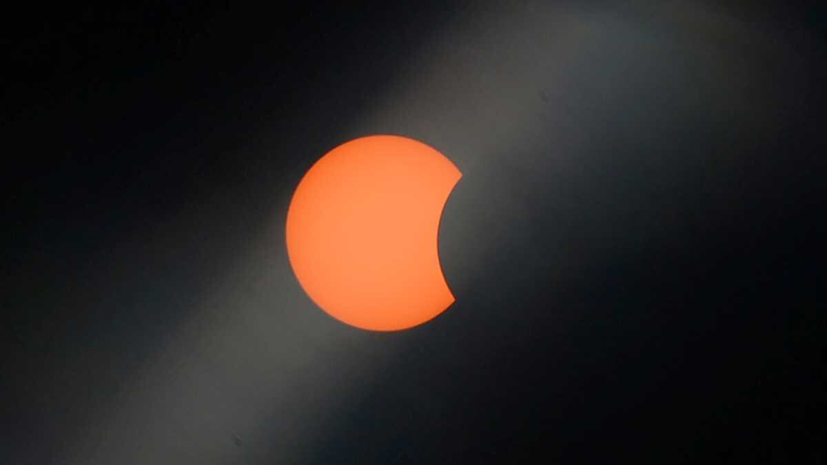 En imágenes: los impresionantes registros que deja el eclipse solar híbrido  de este jueves en el mundo
