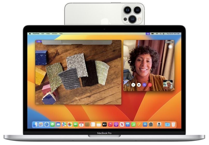 iPhone conectado a un Macbook para usarlo como webcam.