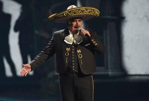 Vicente Fernández interpreta un popurrí en la 20a entrega del Latin Grammy el 14 de noviembre de 2019 en Las Vegas. El cantante mexicano falleció a los 81 años en México, anunció su familia en un comunicado. Foto AP / Chris Pizzello