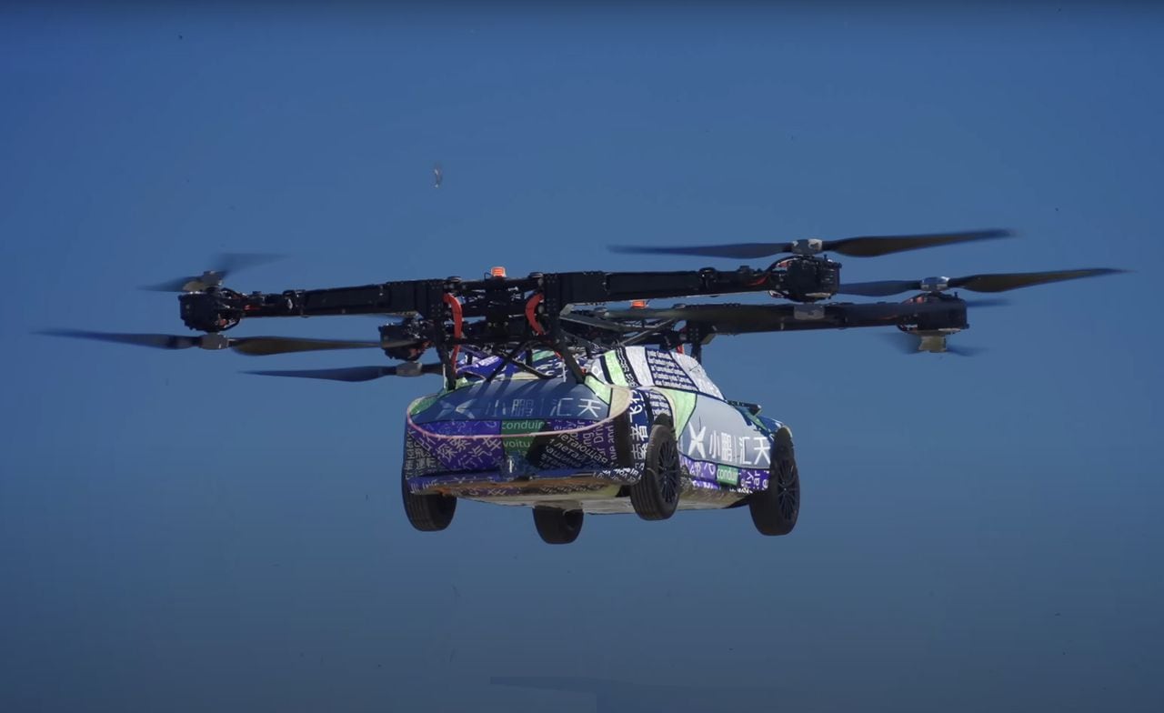 El auto volador eVTOL X3 puede maniobrar en el aire de forma estable.