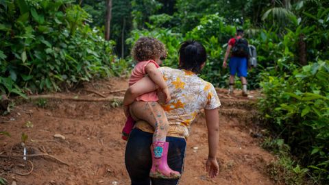 Archivo. Migrante venezolana viaja con sus cuatro hijos, esposo y otras familias venezolanas a través del Tapón del Darién (27 de julio de 2022).