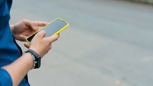 Manos de hombre recogiendo un teléfono celular para usar la aplicación uber y solicitar un servicio de transporte