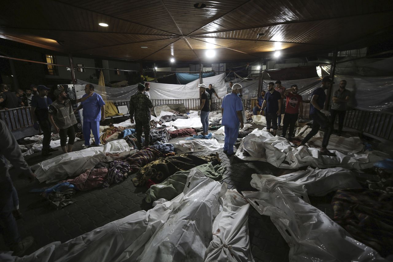 El Ministerio de Salud dirigido por Hamás dice que un israelí El ataque aéreo provocó una explosión que mató a cientos de personas en el hospital árabe de Ahli, pero el ejército israelí dice que fue un cohete palestino fallido. (Foto AP/Abed Khaled)