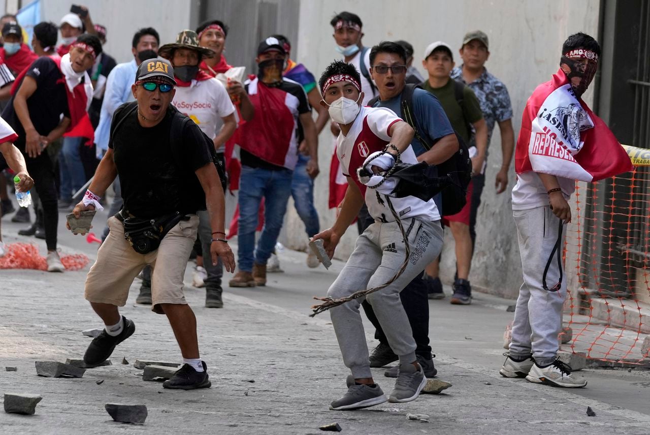 Manifestantes y fuerza pública ya registran primeros altercados durante jornada de toma a Lima.