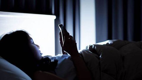 Los riesgos de utilizar un celular con la luz apagada.