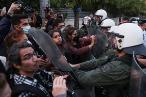 Los manifestantes se pelean con la policía antidisturbios durante una protesta tras la muerte de Mahsa Amini, frente a la Embajada de Irán, en Atenas, Grecia, el 22 de septiembre de 2022. 