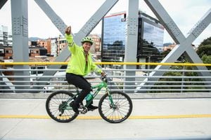 Alcaldesa Claudia López atravesando el ciclo puente