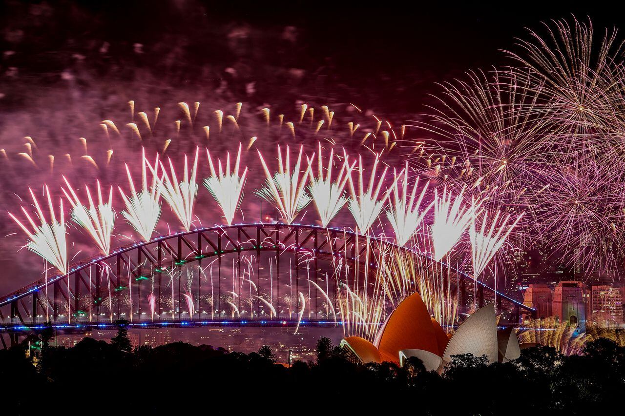 Fuegos artificiales en la Opera de Sydney celebrando el 2024.