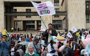 Marcha en Bogotá a favor del presidente Gustavo Petro por sus 100 días de gobierno