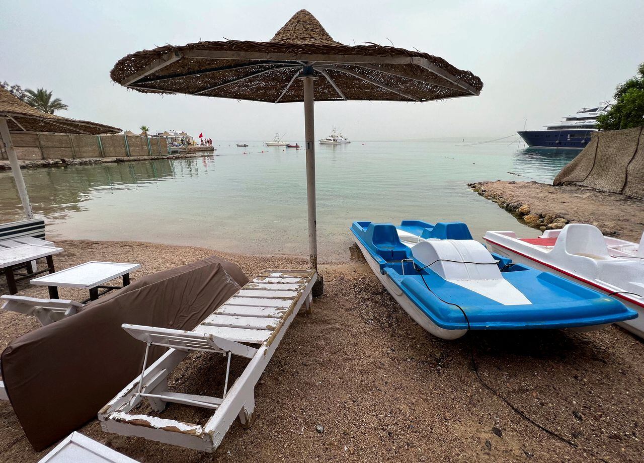 Una vista de una de las playas que han sido cerradas después de que un ciudadano ruso muriera en un ataque de tiburón cerca de una playa en el centro turístico egipcio de Hurghada, en el Mar Rojo, Egipto