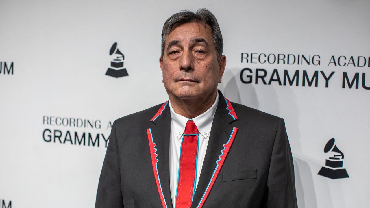 Songwriter Scott George, member of the Osage Native Americans Tribe, poses for a picture at the Grammy Museum in Los Angeles, on February 14, 2024. George spends his weekdays providing affordable housing for Native American families in Oklahoma, and his weekends singing at traditional Osage dances. That schedule will have to be interrupted next month as he travels to Hollywood for the Oscars, where the song he wrote for Martin Scorsese's film "Killers of the Flower Moon." "I guess you could use the word surreal. But I don't really know what that means any more compared to this," George told AFP. Foto: Apu GOMES / AFP.