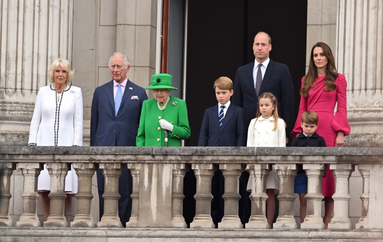 La reina Isabel II, de 96 años y con crecientes problemas de movilidad, salió por sorpresa a saludar al balcón del Palacio de Buckingham. Foto: Getty Images