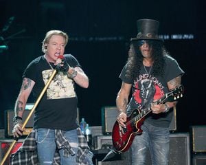 Axl Rose y Slash, miembros de Guns N' Roses.