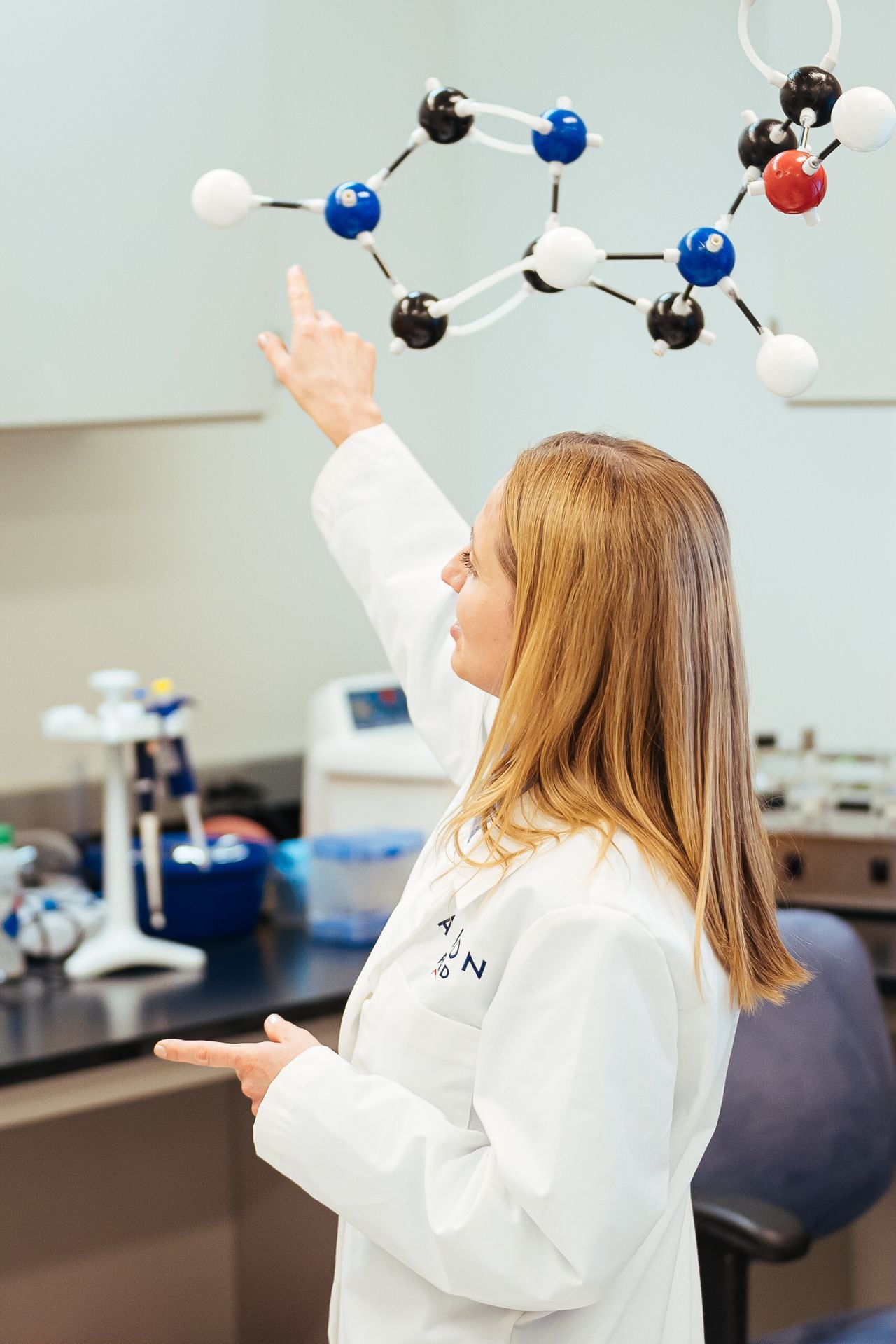 Más del 60 % de la compañía está compuesto por mujeres investigadoras y profesionales en ciencia. Foto: cortesía Avon
