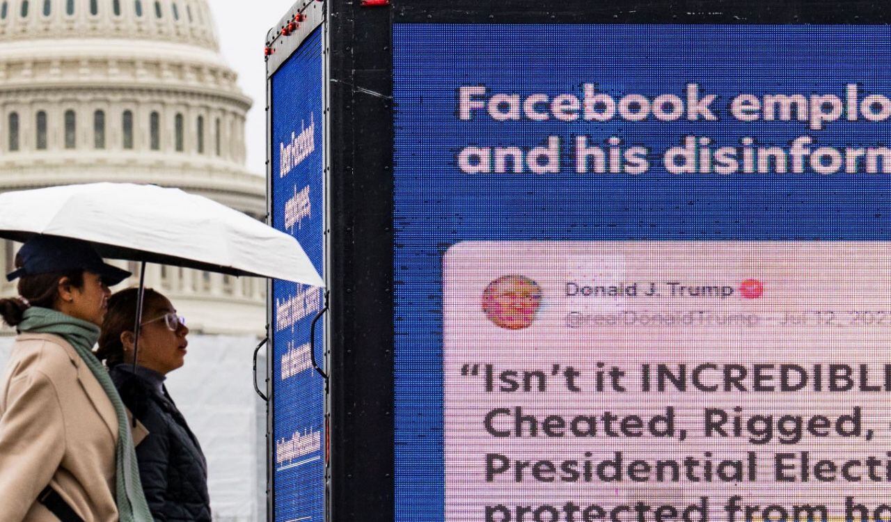 Un aviso muestra la inconformidad de algunos usuarios de Facebook con el posible retorno de Donald Trump a la red social