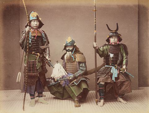 Fotografía de tres samuráis con diversas armas. Wikimedia Commons / Kusakabe Kimbei