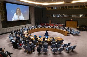 Los miembros del Consejo de Seguridad participan durante una sesión para discutir la situación de los envíos de granos desde Ucrania en la sede de las Naciones Unidas, el lunes 31 de octubre de 2022. (AP Photo/Craig Ruttle)