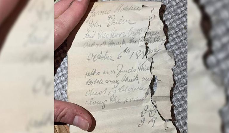 Se trataba de una botella de whisky vacía que estaba escondida bajo el suelo de la casa y dentro del envase se encontraba una antigua nota