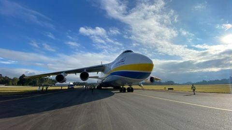 El avión Antonov – 124 llega al aeropuerto internacional José María Córdova.