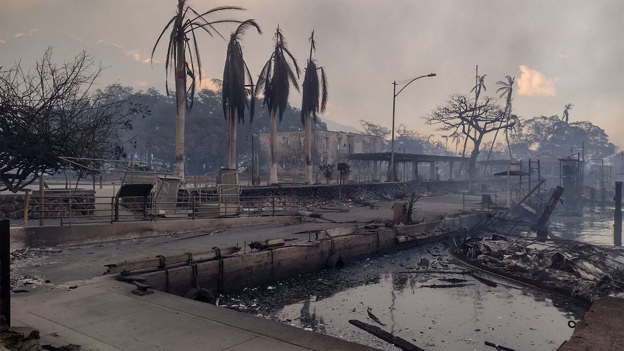 Un barco carbonizado yace en el paseo marítimo quemado después de que los incendios forestales avivados por los vientos de un huracán lejano devastaran la ciudad de Lahaina, Hawái, EE. UU., en Maui, el 9 de agosto de 2023.
