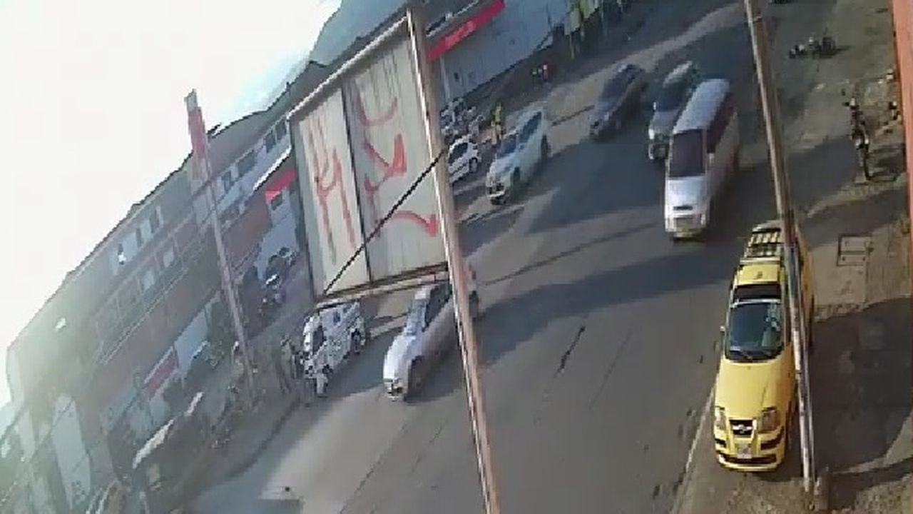 En video quedó registrado cómo un carro continúa su recorrido tras arrollar a una moto