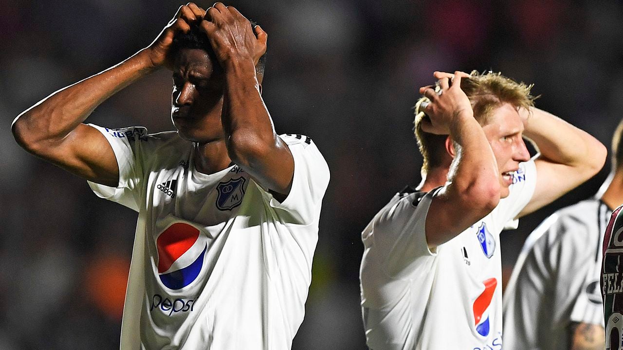 Jader Valencia y Andrés Llinás se lamentan tras una ocasión perdida en el partido de vuelta de la fase 2 de la Copa Libertadores entre Millonarios y Fluminense