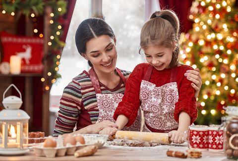 Feliz Navidad y Felices Fiestas. Comida de vacaciones de preparación familiar. Madre e hija cocinando galletas de Navidad.