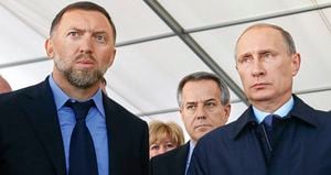 El magnate  Oleg Deripaska (izquierda) fue el primer oligarca en romper filas contra el conflicto liderado por Putin.