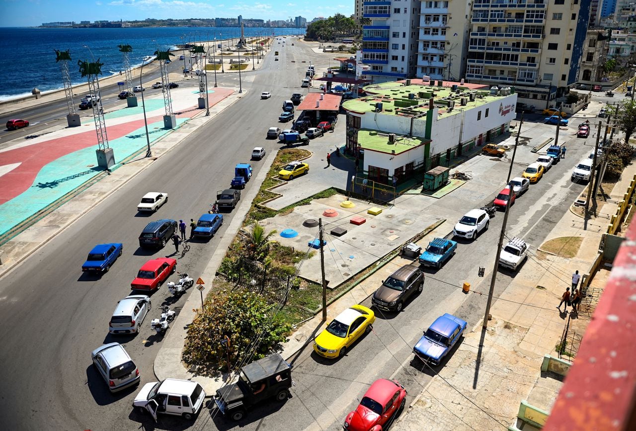 Conseguir petróleo y sus derivados en Cuba se ha vuelto una pesadilla desde hace algunos días, principalmente debido a la baja producción del mismo en Venezuela, el proveedor de la isla. (Photo by YAMIL LAGE / AFP)