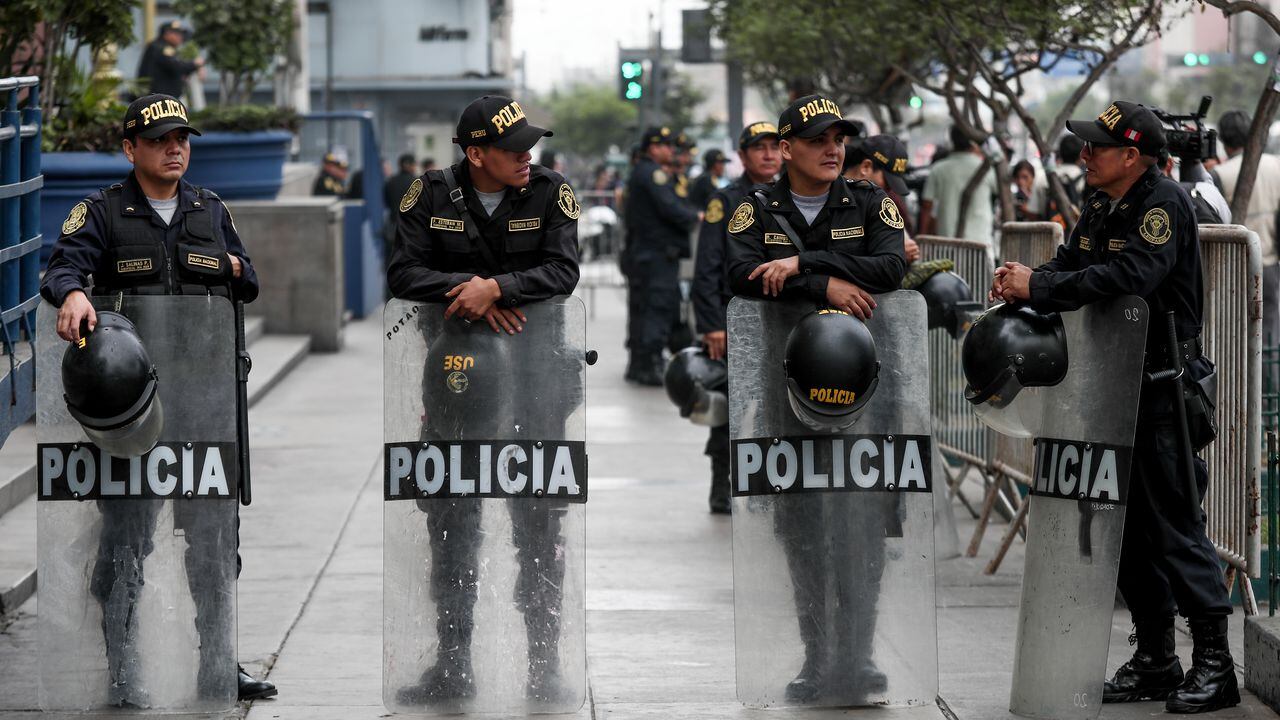 Los policías toman medidas de seguridad cuando la presidenta peruana Dina Boluarte llega para asistir a la Fiscalía peruana para ser interrogada sobre la muerte de manifestantes antigubernamentales desde diciembre de 2022