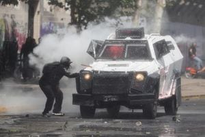 Un manifestante se acerca a un vehículo de la policía antidisturbios durante una manifestación en el tercer aniversario de las protestas y disturbios que sacudieron al país en 2019, en Santiago, Chile, el 18 de octubre de 2022.