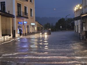 El agua se detiene en una calle de Berchtesgaden, Alemania, el sábado 17 de julio de 2021. El distrito de Berchtesgadener Land ha declarado que la situación es un desastre después de que las fuertes lluvias causaron graves inundaciones. Los días de fuertes lluvias en Europa Occidental convirtieron ríos y calles normalmente menores en torrentes furiosos esta semana y causaron las desastrosas inundaciones que arrasaron automóviles, envolvieron casas y atraparon a los residentes. Foto: Kilian Pfeiffer / dpa vía AP.