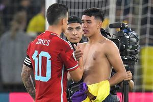 James Rodríguez conversando con Kendry Páez tras el partido entre Colombia y Ecuador en Quito.
