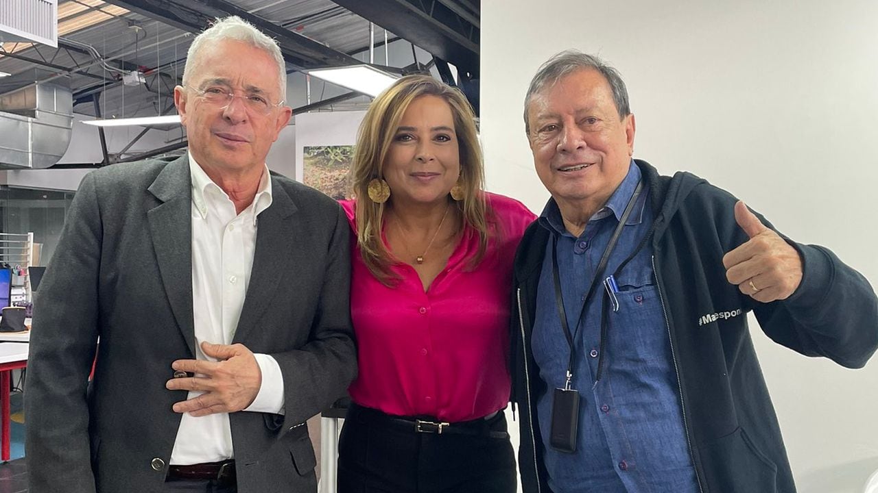 El expresidente Álvaro Uribe en la planta de producción de la casa de moda de Mario Hernández